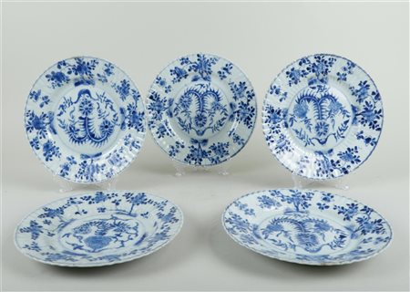 Five porcelain plates floral decoration. China, Kangxi ca 1700.Diam. 21 cm.