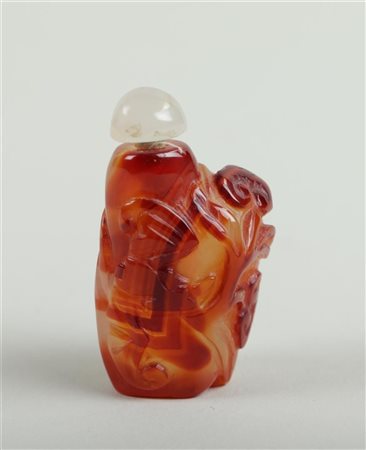 An agate snuff bottle decorated with Lingzhi. China, 19th century.H. 6 cm.