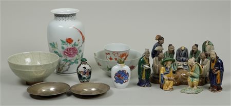 A lot of various porcelain including vases and bowls. China, 19/20th century.