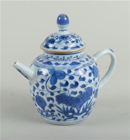 A porcelain teapot with floral decoration. China, Yongzheng.14 x 18 cm.