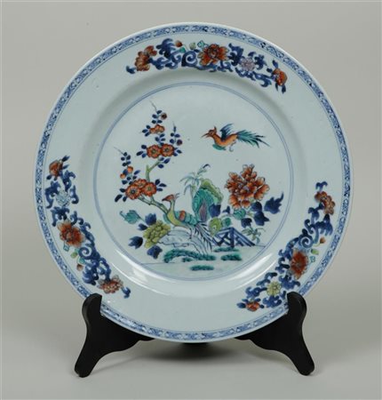 A porcelain doucai dish with birds. China, 18th century.Diam. 29 cm.