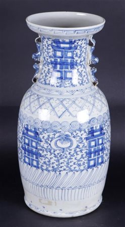 A porcelain baluster vase with double happiness. China, 19th century.H. 43 cm.