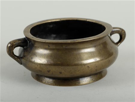 A Chinese bronze incense burner, Xuande mark, 18th C. WeightDiam. 17,5 cm. H....