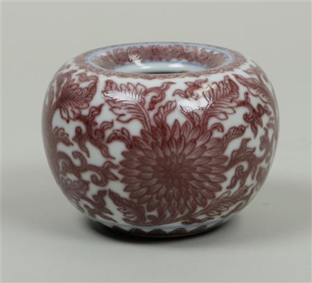 A porcelain iron red ball vase, marked Kangxi. China, 20th century.Diam. 9 cm.