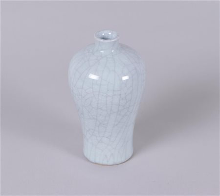 A crackle meiping vase. China, 19/20th century.H. 18 cm.