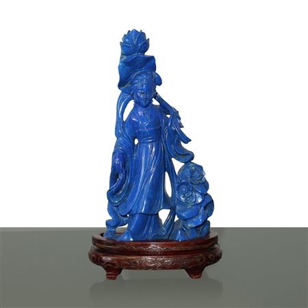 Guayin con fiori  di loto in lapislazzuli, 20° secolo