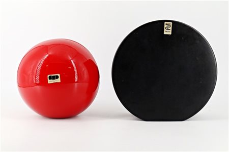 Franco Pozzi Due vasi in ceramica nera opaca e rossa. Italia, anni '70. Recante