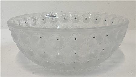 Lalique Centrotavola in vetro trasparente pressato con fiorellini. Francia, seco
