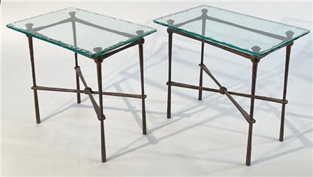 Coppia di tavolini in ferro battuto con piani in cristallo molato scalpellato s