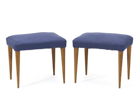 Coppia di panchette. Italia, secolo XX. Struttura in legno e seduta imbottita e