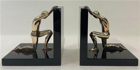 Studio Ottaviani Coppia di fermalibri in legno laccato nero con figure umane ing