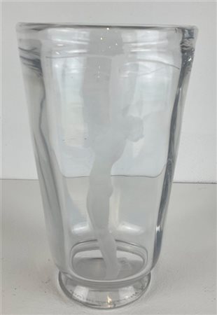 Vicke Lindstrand Vaso in vetro soffiato incolore inciso alla mola con arciera. E