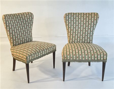 Coppia di sedie da camera in legno rivestite in tessuto operato. Italia, anni '