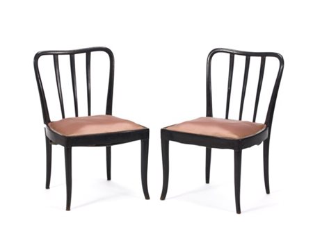 Coppia di sedie da camera in legno massello ebanizzato, seduta imbottita e rive