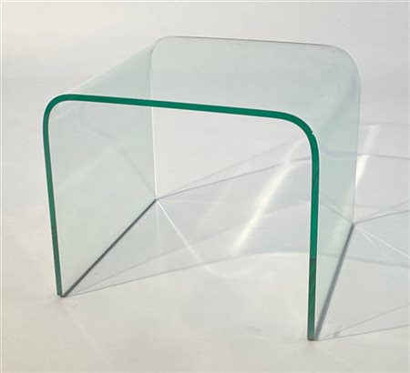 Tavolo in cristallo curvato. Anni '90. (cm 47,5x39,5x45) (ld )