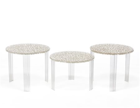 Patricia Urquiola Tre tavolini in materiale plastico con piano circolare modello