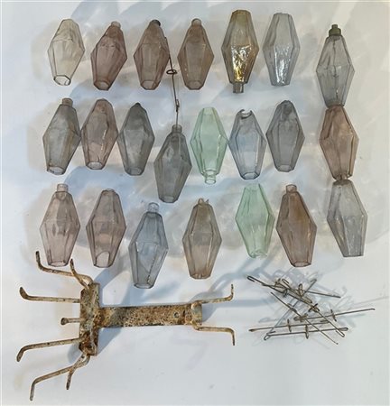 Struttura di una applique della serie "Poliedri" con pendenti ed elementi di ri