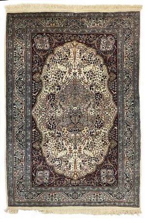 Tappeto Agra, India, secolo XX. Decoro millefleur con medaglione beige su campo