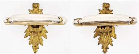 Coppia di mensole con sostegno a voluta e foglie in bronzo dorato, piano polilo
