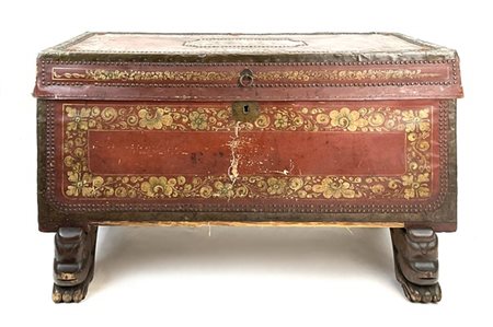 Baule in legno dipinto in policromia a decoro floreale e volute su inserti in c