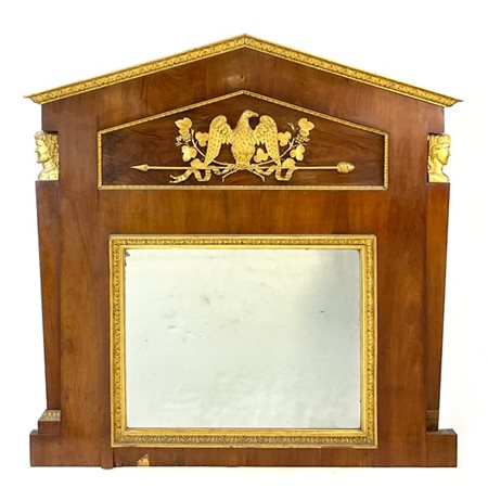 Caminiera in noce e legno intagliato e dorato con fregio entro timpano a forma