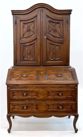 Ribalta con alzata in noce e legni di frutto intagliati e decorati a cartelle s