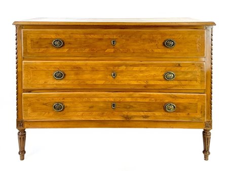 Cassettone in legni vari filettato con fronte a tre cassetti, montanti cordonat