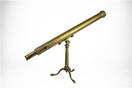 Telescopio in ottone su sostegno tripode. Inizio secolo XIX (L cm 87) (difetti)