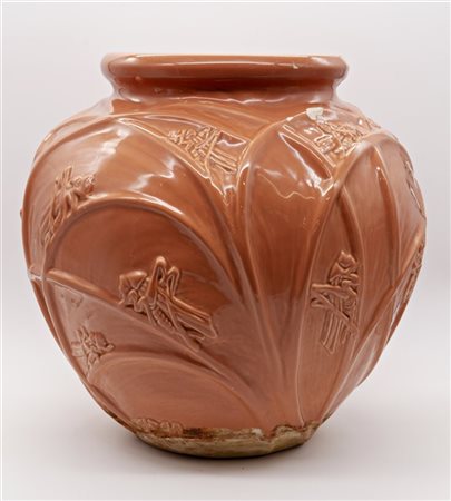 Vaso in ceramica smaltata nei toni del rosa con decoro a rilievo di cavallette