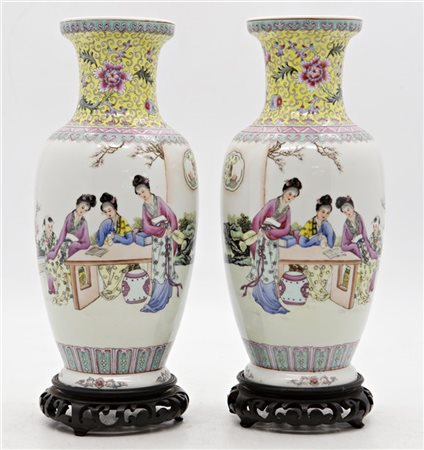 Coppia di vasi in porcellana policroma Famiglia Rosa raffiguranti figure femmin