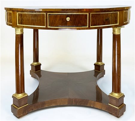 Tavolo circolare lastronato in mogano con quattro cassetti nella fascia con pro