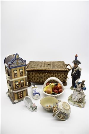 Due cartoni contenenti numerosi oggetti di uso e materiale differenti(difetti)