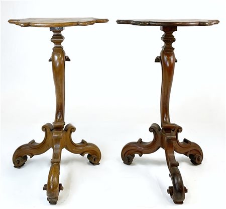 Coppia di gueridon in noce con pianetto mistilineo, sostegno a voluta su tripod