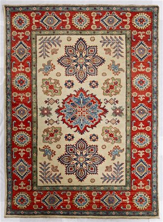 Tappeto Azeri, Caucaso, recente manifattura. Decoro con tre medaglioni policrom