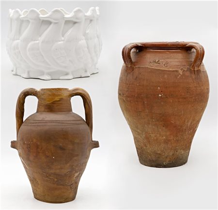Lotto composto da due orci in terracotta ed un cache-pot in porcellana smaltata