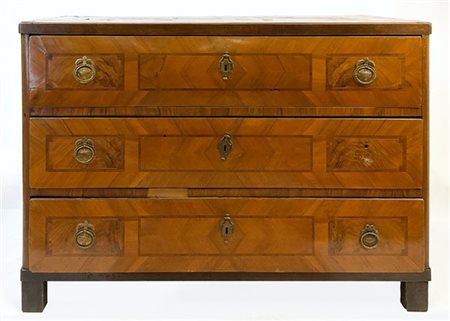 Cassettone lastronato e filettato in legni vari con tre cassetti sul fronte, pi