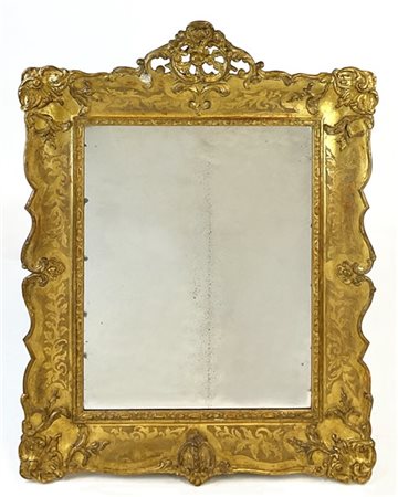 Specchiera in legno e stucco dorato con cornice a vassoio a profilo sagomato e