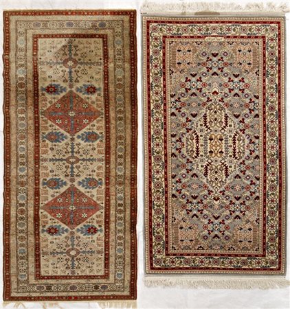 Lotto di due tappeti orientali annodati: uno Serabend, Persia (cm 222x88) e l’a