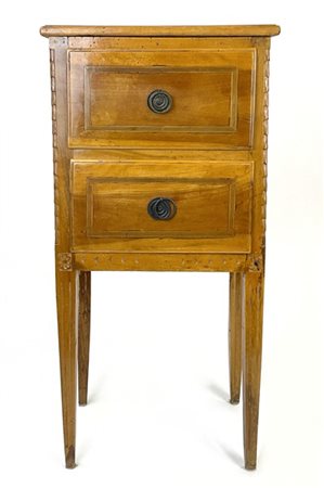 Comodino a due cassetti in ciliegio filettato, gambe scanalate. Inizio seolo XI