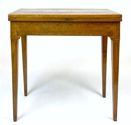 Tavolino da gioco lastronato e filettato in legni di varie essenze ed intarsiat