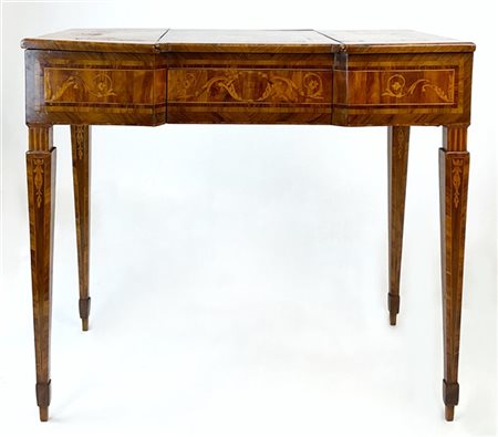 Toilette da parete lastronata in noce, filettata e intarsiata in legni di varie