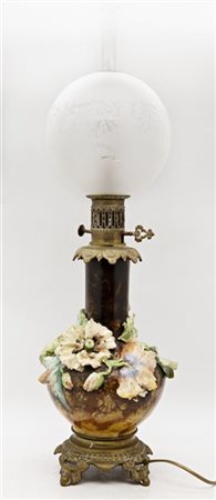 Lampada da tavolo in ceramica dipinta in policromia con decorazione floreale a