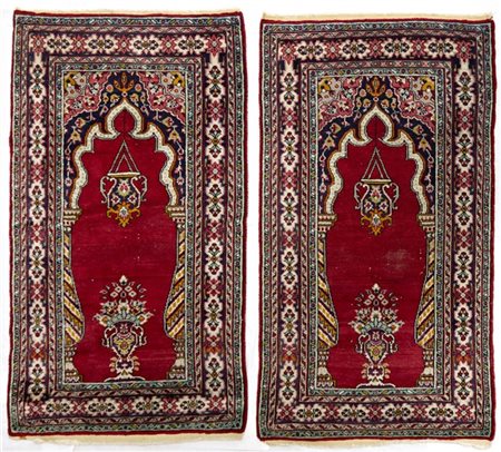 Coppia di tappeti preghiera Anatolia, secolo XX. Mirab a fondo rosso con lampad