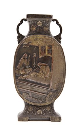 Vaso biansato in rame decorato a rilievo con figure di suonatori, la base e il