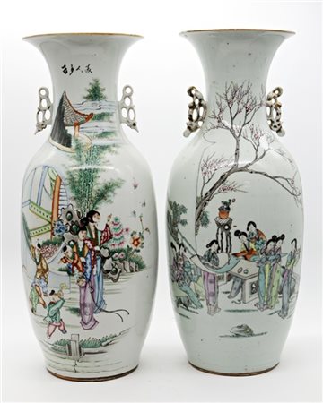 Due vasi a balaustro con anse traforate in porcellana Famiglia Rosa decorata in