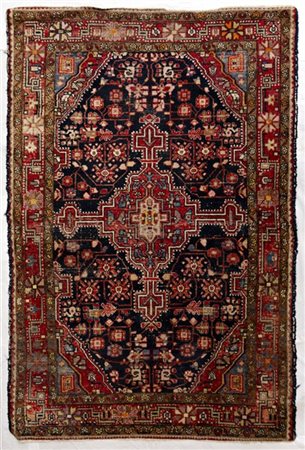 Tappeto Ferahakan, Persia, secolo XX. Decoro con medaglione rosso su fondo blu