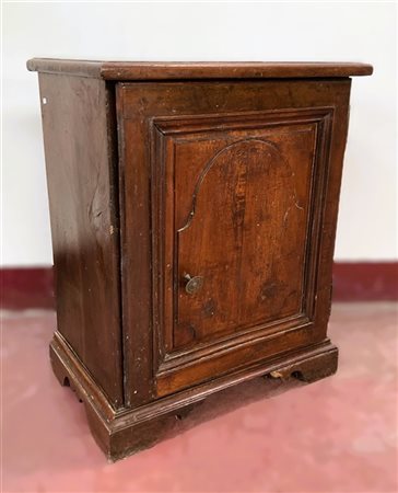 Lotto composto da un credenzino ad un'anta, un tavolino con gambe e traverse to