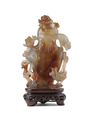 Vaso orientale con coperchio in quarzo scolpito a fiori e volatili, su base in