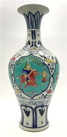 Vaso a balaustro in porcellana decorato in policromia con riserve raffiguranti