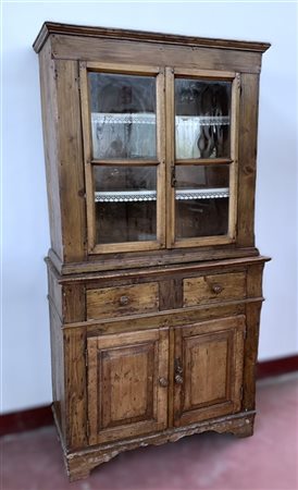 Credenza a due corpi in legno, parte inferiore a due ante e due cassetti, parte